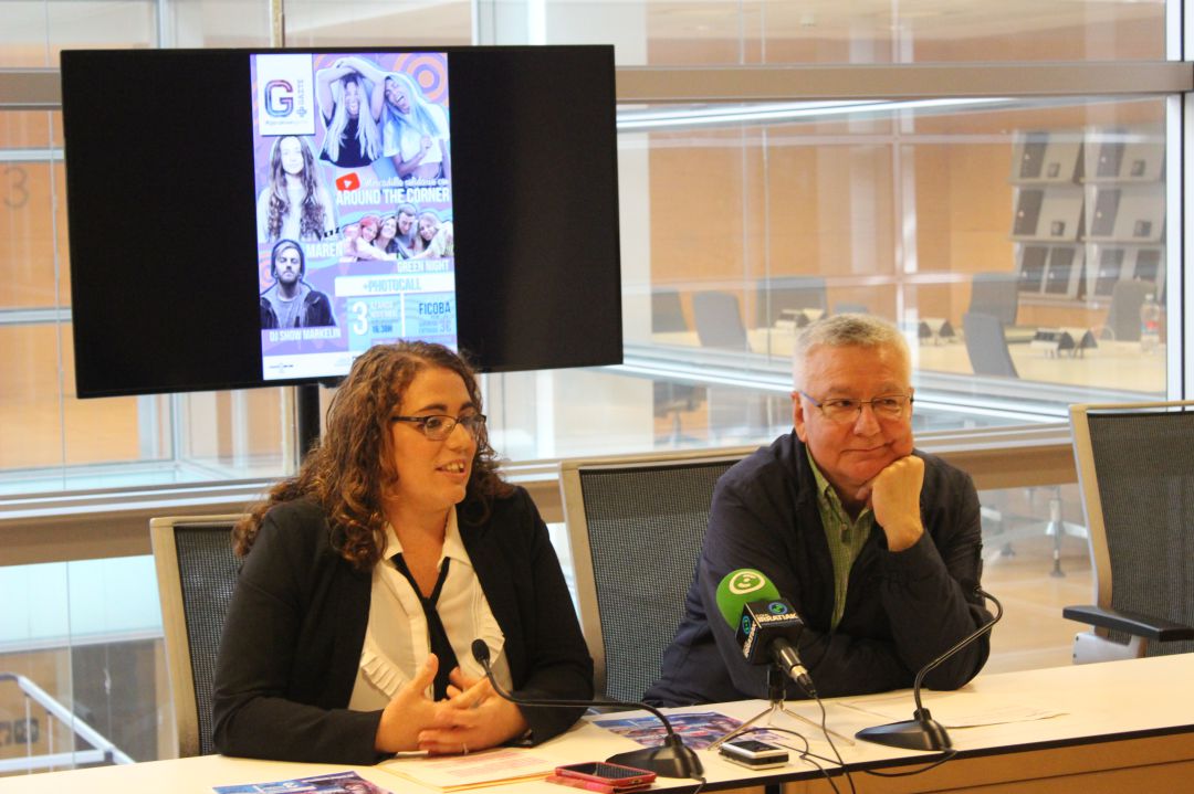 MÃ³nica MartÃ­nez, delegada de Juventud en el Ayuntamiento de Irun y Fernando San MartÃ­n, en representaciÃ³n de la DiputaciÃ³n Foral de Gipuzkoa. 