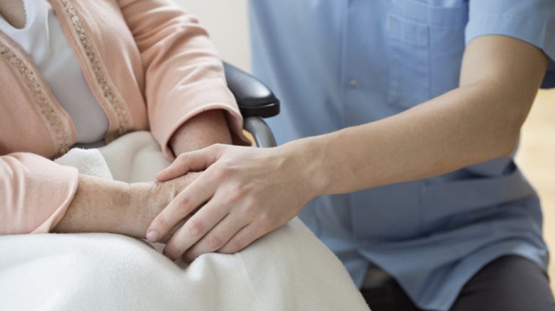 ¿Quién cuida al cuidador? Consejos para una mejor labor asistencial