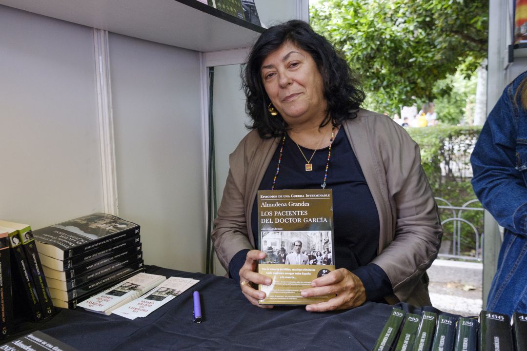 Almudena Grandes firmando su último libro en el Día del Libro 2018 Almudena Grandes firmando su último libro en el Día del Libro 2018