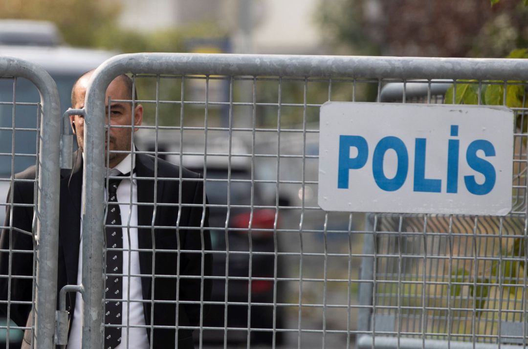 Un miembro de los servicios de seguridad permaecenfrente al Consulado saudí en Estambul Turquía Un miembro de los servicios de seguridad permaecenfrente al Consulado saudí en Estambul Turquía