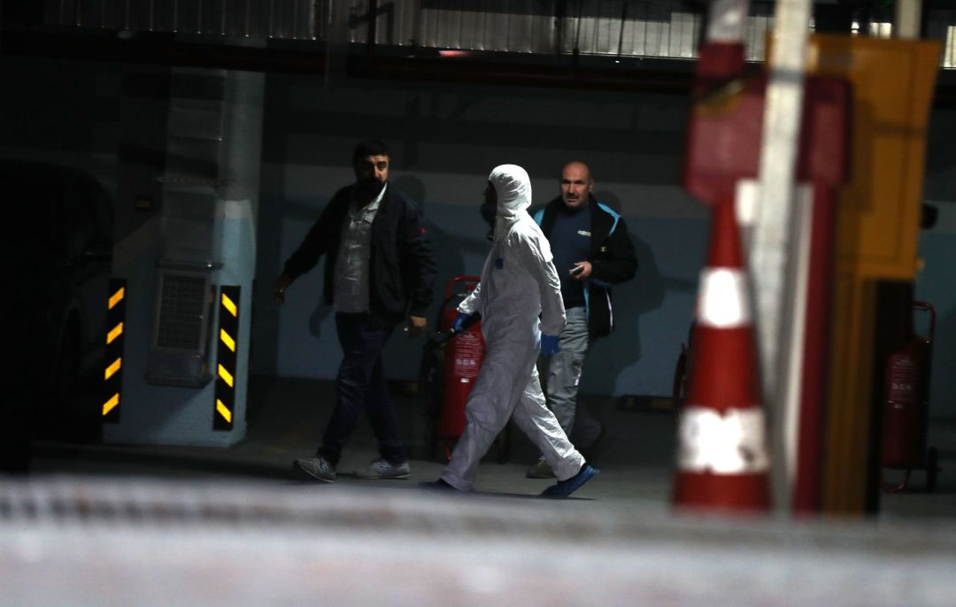 Agentes de la Policía forense registran un vehículo en el Consulado saudí en Estambul. Agentes de la Policía forense registran un vehículo en el Consulado saudí en Estambul.