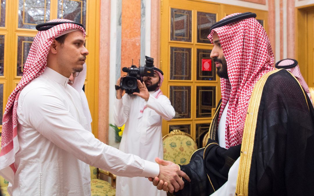 El príncipe heredero de Arabia Saudí, Mohamed bin Salman, recibe a Salah bin Jamal Khashoggi, uno de los hijos del periodista saudí Jamal Khashoggi El príncipe heredero de Arabia Saudí, Mohamed bin Salman, recibe a Salah bin Jamal Khashoggi, uno de los hijos del periodista saudí Jamal Khashoggi