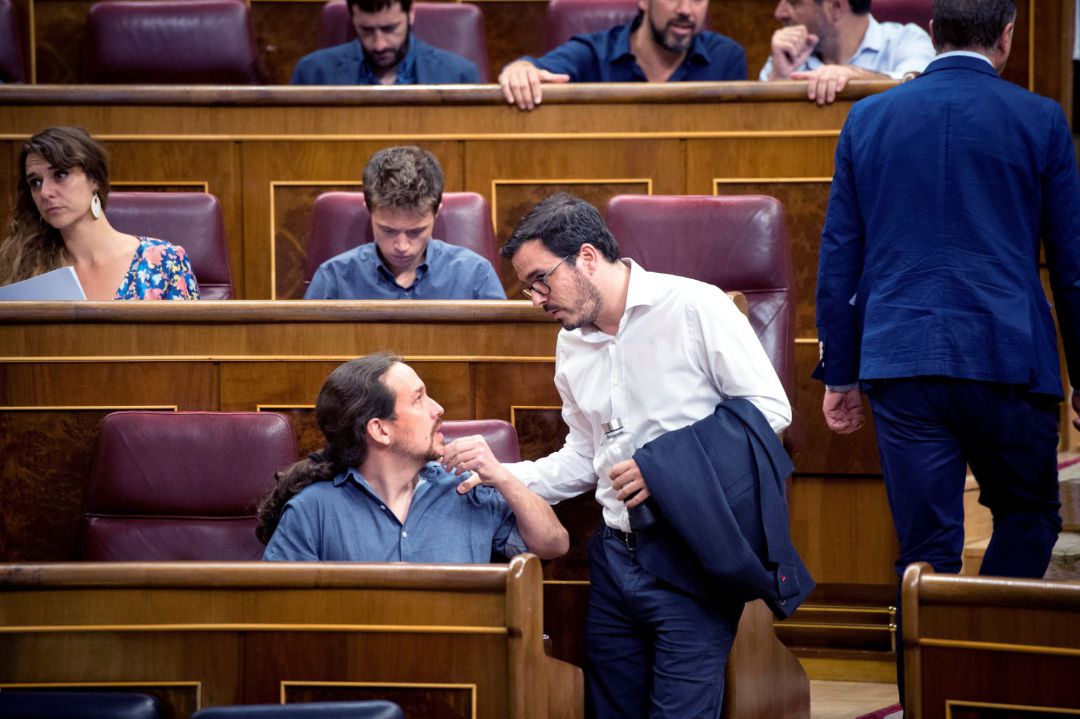 El líder de Podemos, Pablo Iglesias, conversa con el coordinador federal de IU, Alberto Garzón, esta tarde en el pleno del Congreso. El líder de Podemos, Pablo Iglesias, conversa con el coordinador federal de IU, Alberto Garzón, esta tarde en el pleno del Congreso.