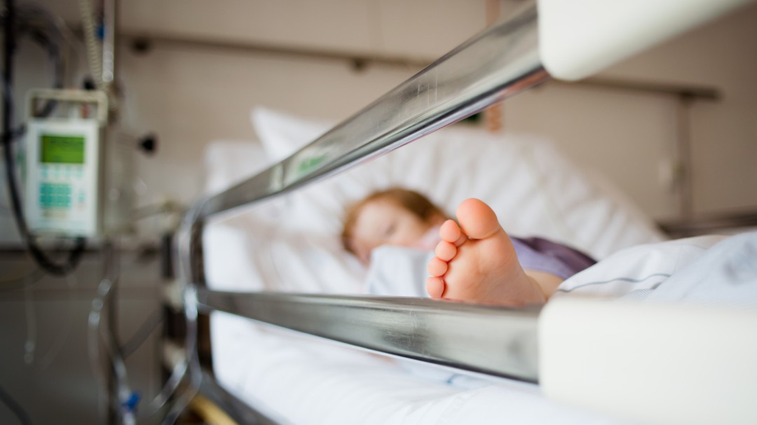 El niño de 4 años que estuvo en coma sufrió fractura de varios huesos, quemaduras, golpes y una paliza
