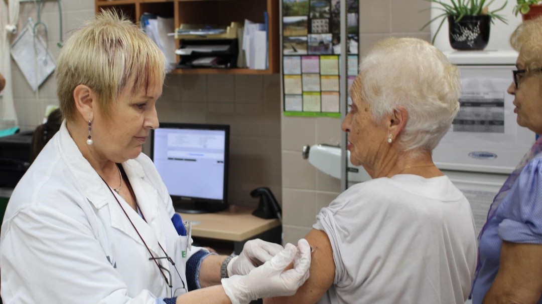 Los médicos recomiendan que solo se vacunen los grupos de riesgo