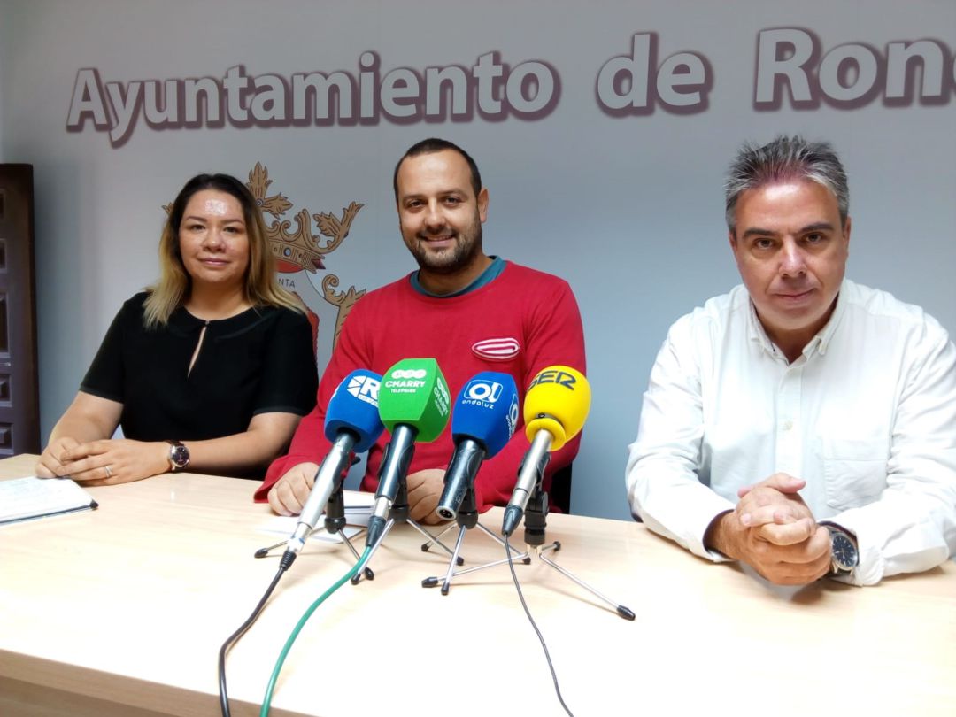 Álvaro Carreño, delegado municipal de Derechos Sociales, junto a Karla Flores, presidenta de Indeco, y José Antonio González, representante de 'Acción sin Fronteras'. Álvaro Carreño, delegado municipal de Derechos Sociales, junto a Karla Flores, presidenta de Indeco, y José Antonio González, representante de 'Acción sin Fronteras'.