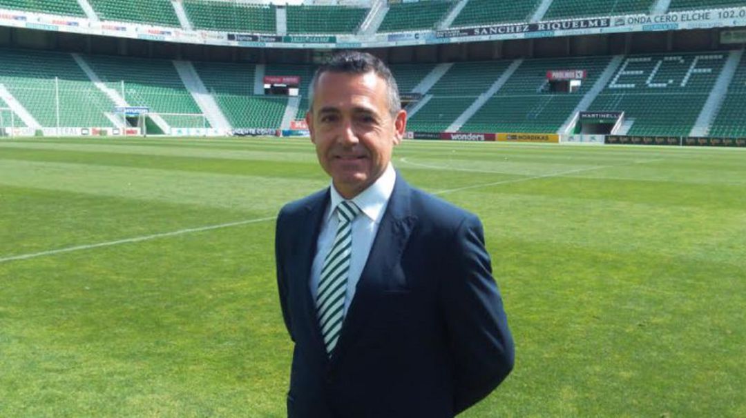 El presidente del Elche, Diego García, posa en el Martínez Valero El presidente del Elche, Diego García, posa en el Martínez Valero