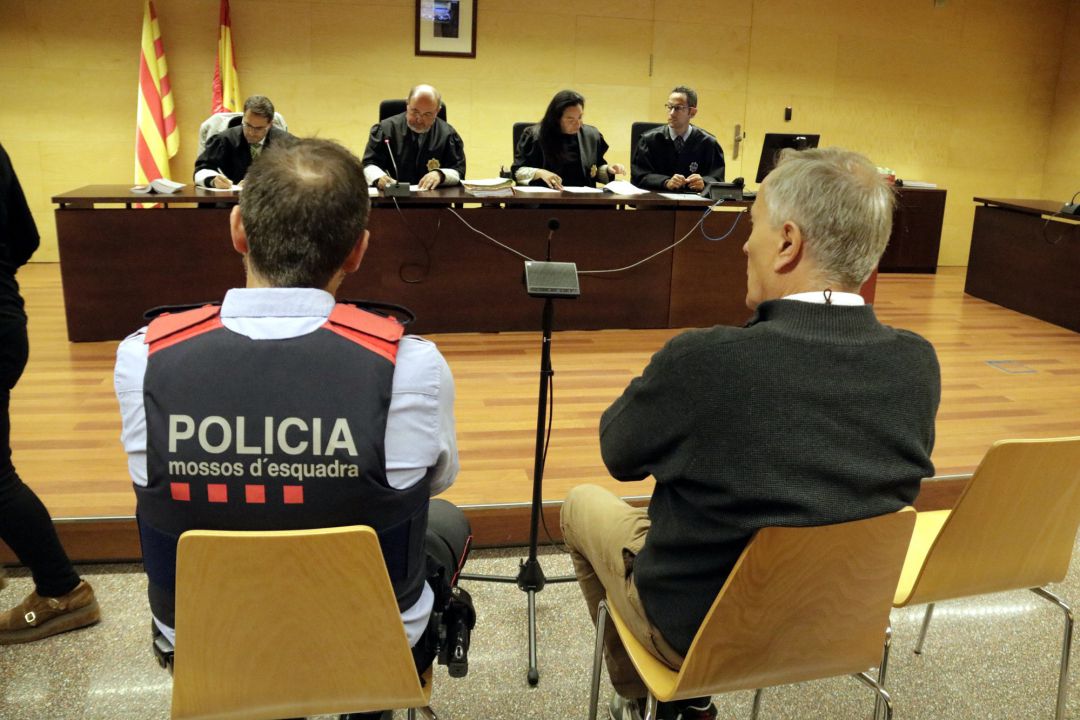 D'esquenes i custodiat per un agent dels Mossos d'Esquadra, el metge de l'hospital de Salt acusat d'abusar sexualment d'una pacient. Foto del judici del 23 d'octubre del 2018 (horitzontal) D'esquenes i custodiat per un agent dels Mossos d'Esquadra, el metge de l'hospital de Salt acusat d'abusar sexualment d'una pacient. Foto del judici del 23 d'octubre del 2018 (horitzontal)