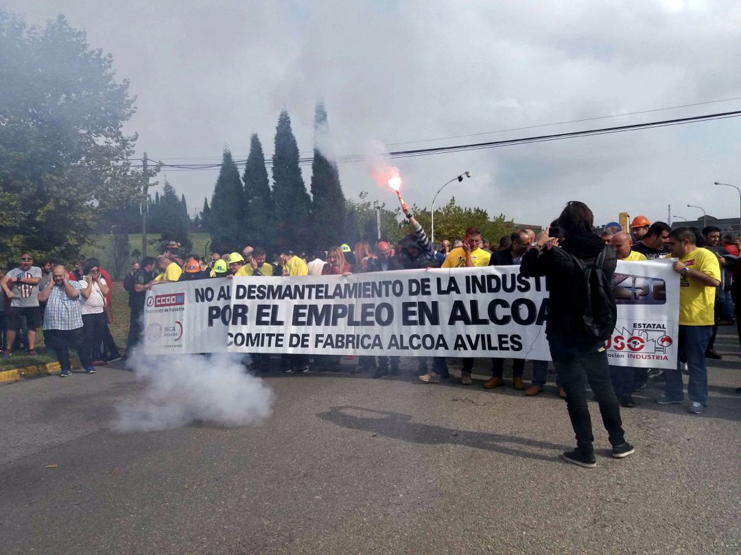 Imagen de una concentración de trabajadores de Alcoa en Avilés contra el cierre. Imagen de una concentración de trabajadores de Alcoa en Avilés contra el cierre.