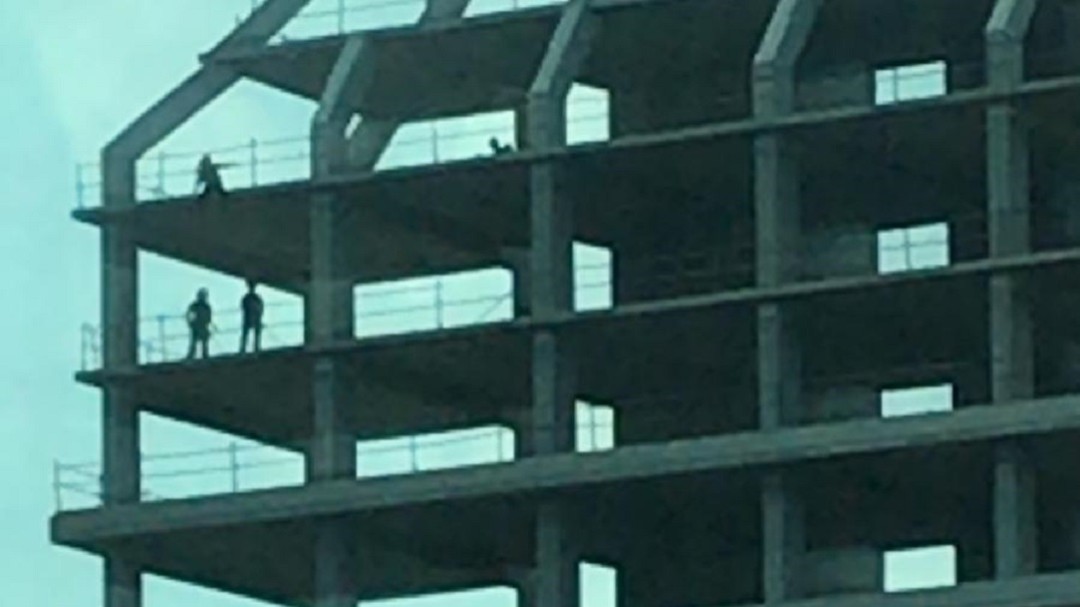 A salvo la chica que amenazaba con tirarse al vacío desde un edificio