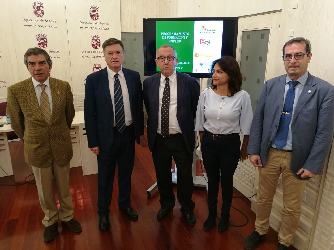 De iz a dcha Ramón López alcalde de Sepúlveda, Francisco Vázquez presidente de la Diputación, Javier López Escobar delegado de la Junta, Alicia Palomo alcaldesa de El Espinar y Jaime Pérez diputado de promoción económica De iz a dcha Ramón López alcalde de Sepúlveda, Francisco Vázquez presidente de la Diputación, Javier López Escobar delegado de la Junta, Alicia Palomo alcaldesa de El Espinar y Jaime Pérez diputado de promoción económica