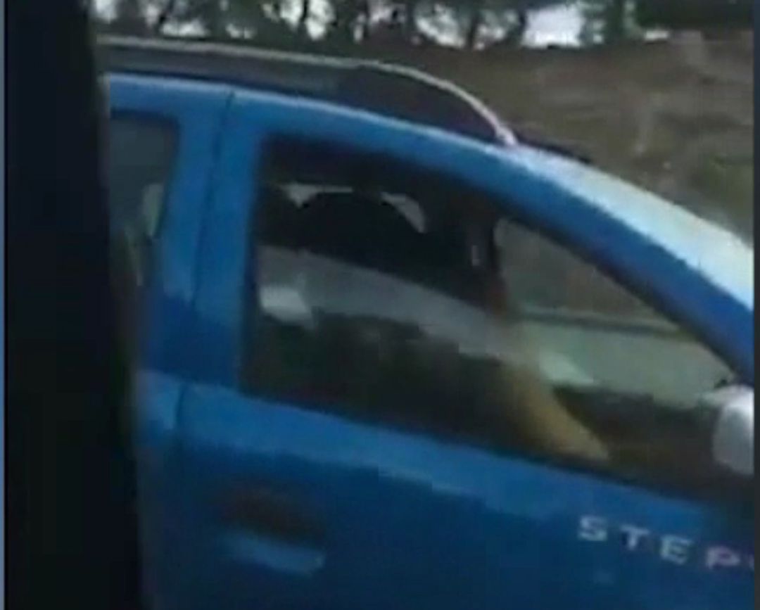 Captan a pareja teniendo relaciones mientras conducen en plena autopista