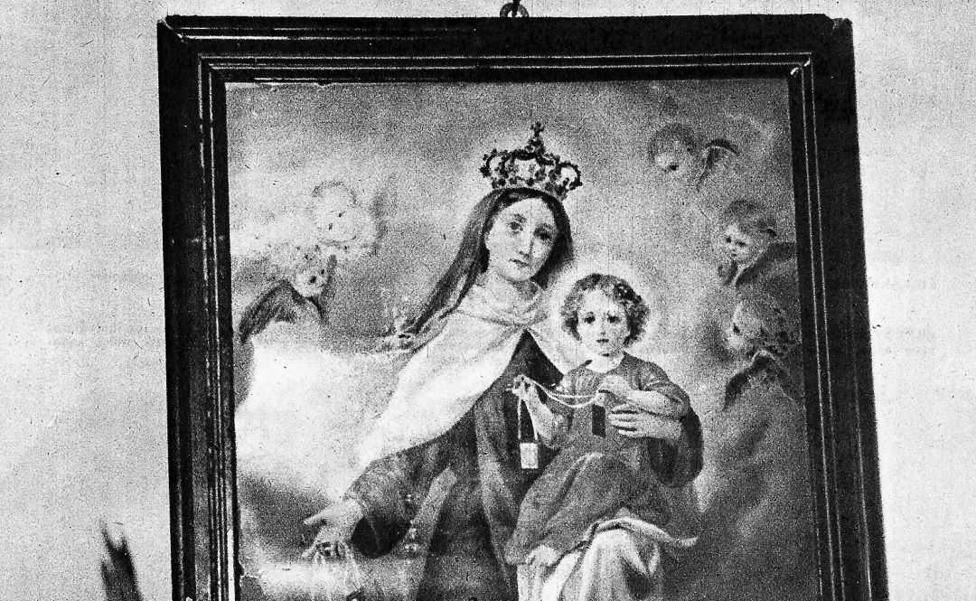 Cuadro de la Virgen del Carmen del que supuestamente brotaban lágrimas. Cuadro de la Virgen del Carmen del que supuestamente brotaban lágrimas.