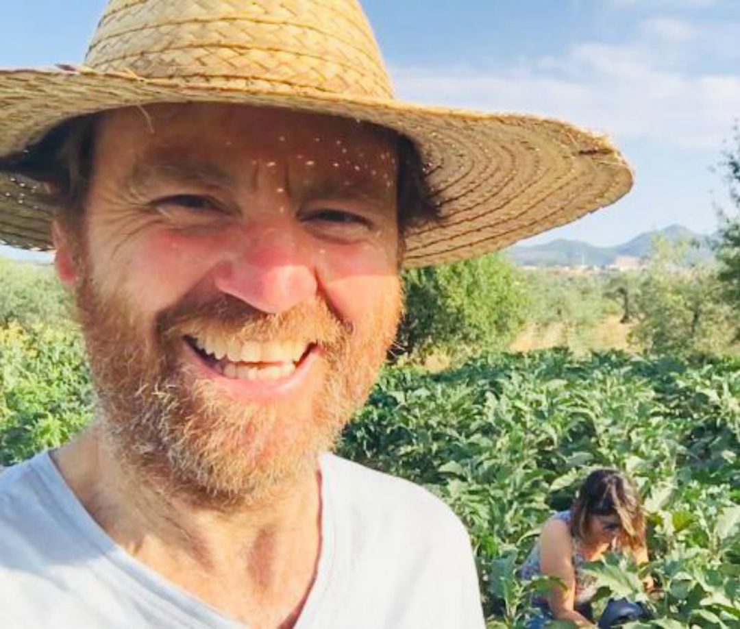 EL enfermero agricultor Cristóbal Hevilla nos habla de las propiedades de esta rica fruta que ya triunfa en el extranjero como un auténtico manjar: El placer de chupar un caqui EL enfermero agricultor Cristóbal Hevilla nos habla de las propiedades de esta rica fruta que ya triunfa en el extranjero como un auténtico manjar: El placer de chupar un caqui