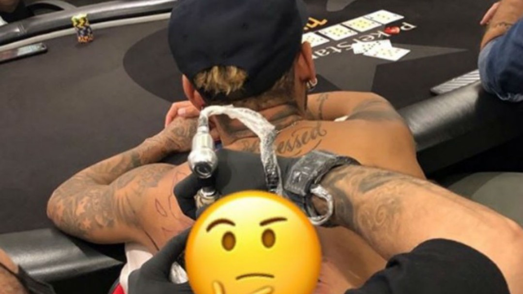 Neymar se tatúa dos superhéroes en la espalda