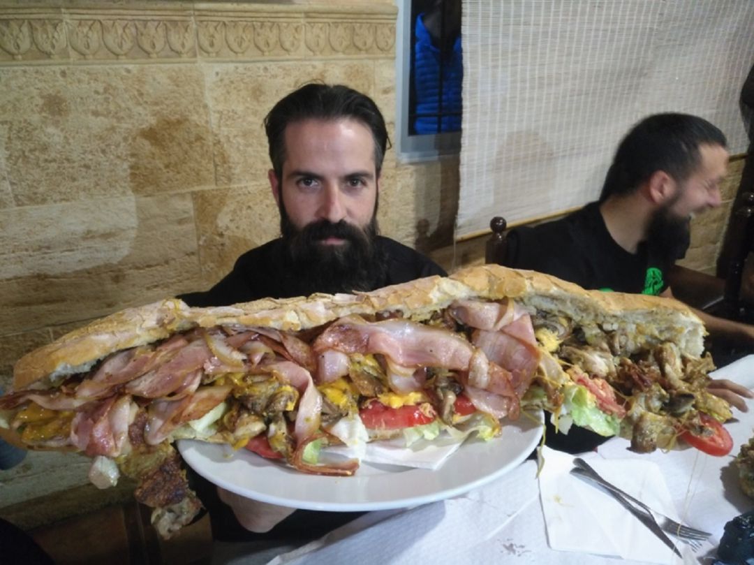 El reto del Asador Pastoret de Nàquera (Valencia) consiste en comerse un bocadillo de casi tres kilos en menos de 90 minutos. El reto del Asador Pastoret de Nàquera (Valencia) consiste en comerse un bocadillo de casi tres kilos en menos de 90 minutos.