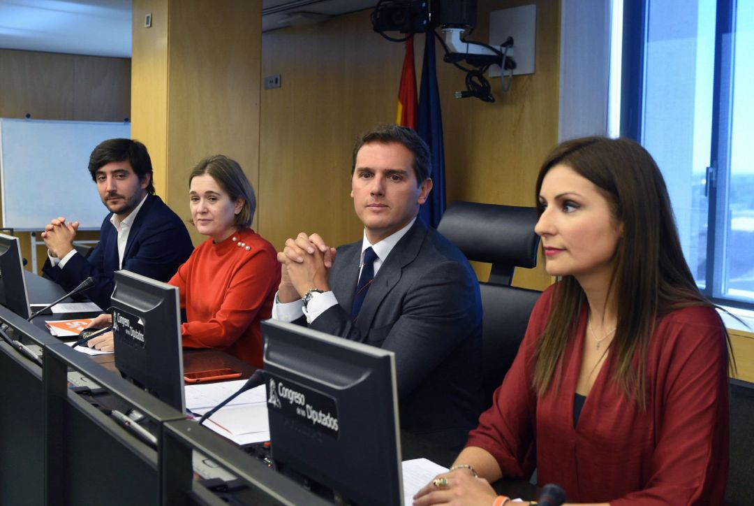 El presidente de Ciudadanos, Albert Rivera (3i), junto a los diputados Toni Roldán (i), Marta Rivera (2i) y María Virginia Millán (d), durante la reunión del Grupo Parlamentario de Ciudadanos El presidente de Ciudadanos, Albert Rivera (3i), junto a los diputados Toni Roldán (i), Marta Rivera (2i) y María Virginia Millán (d), durante la reunión del Grupo Parlamentario de Ciudadanos