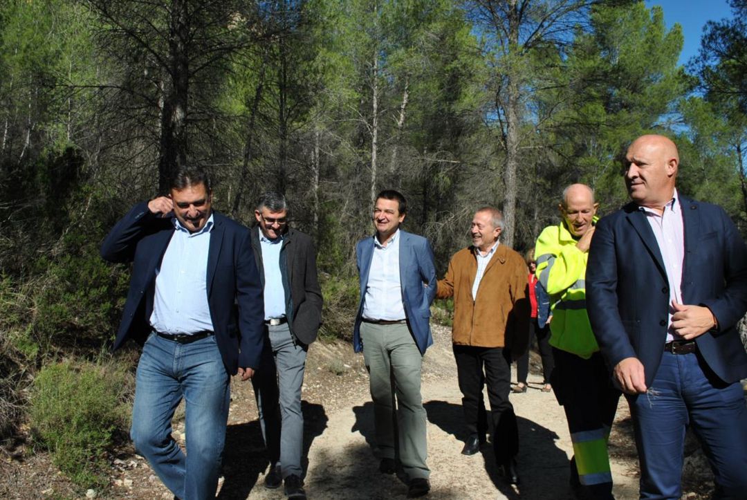 El consejero, Francisco Martínez Arroyo, durante su visita a la Reserva Natural de las Hoces del Cabriel. El consejero, Francisco Martínez Arroyo, durante su visita a la Reserva Natural de las Hoces del Cabriel.