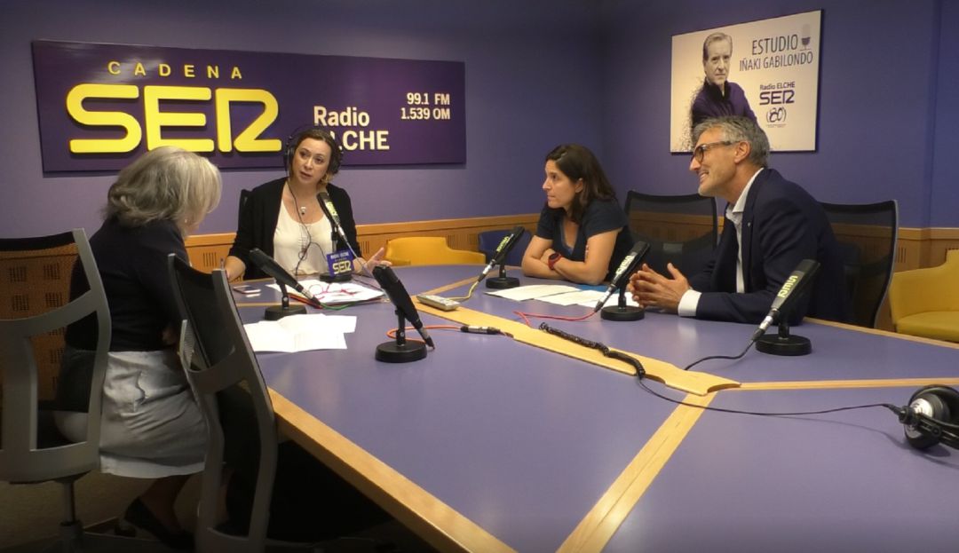 Rosa Agulló, Ana Maruenda y José Pastor en Hoy por Hoy Elche en el día Mundial de la Polio explicado el trabajo de los rotarios en esta enfermedad Rosa Agulló, Ana Maruenda y José Pastor en Hoy por Hoy Elche en el día Mundial de la Polio explicado el trabajo de los rotarios en esta enfermedad