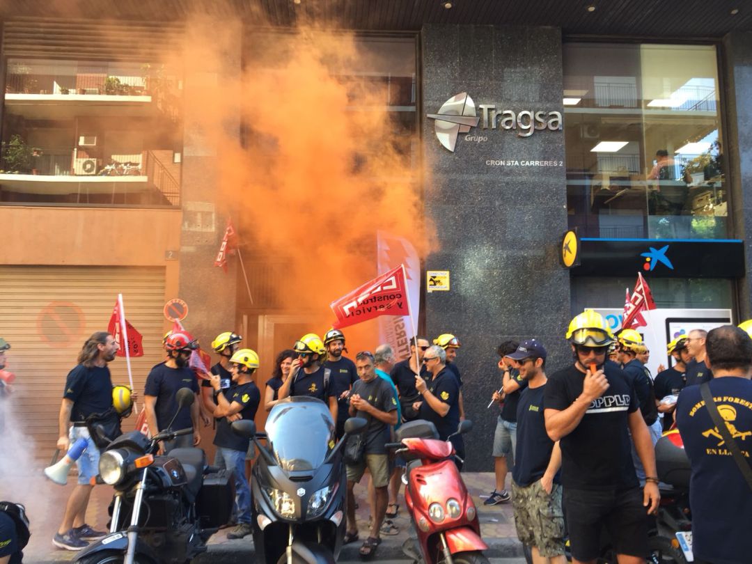 Imagen de archivo de las protestas de los bomberos forestales frente a Tragsa Imagen de archivo de las protestas de los bomberos forestales frente a Tragsa