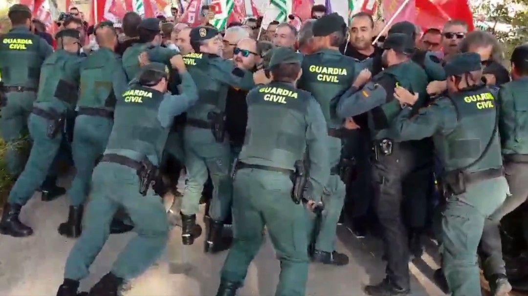 Tensión entre manifestantes y Guardia Civil en la reunión de la patronal del textil en Ontinyent