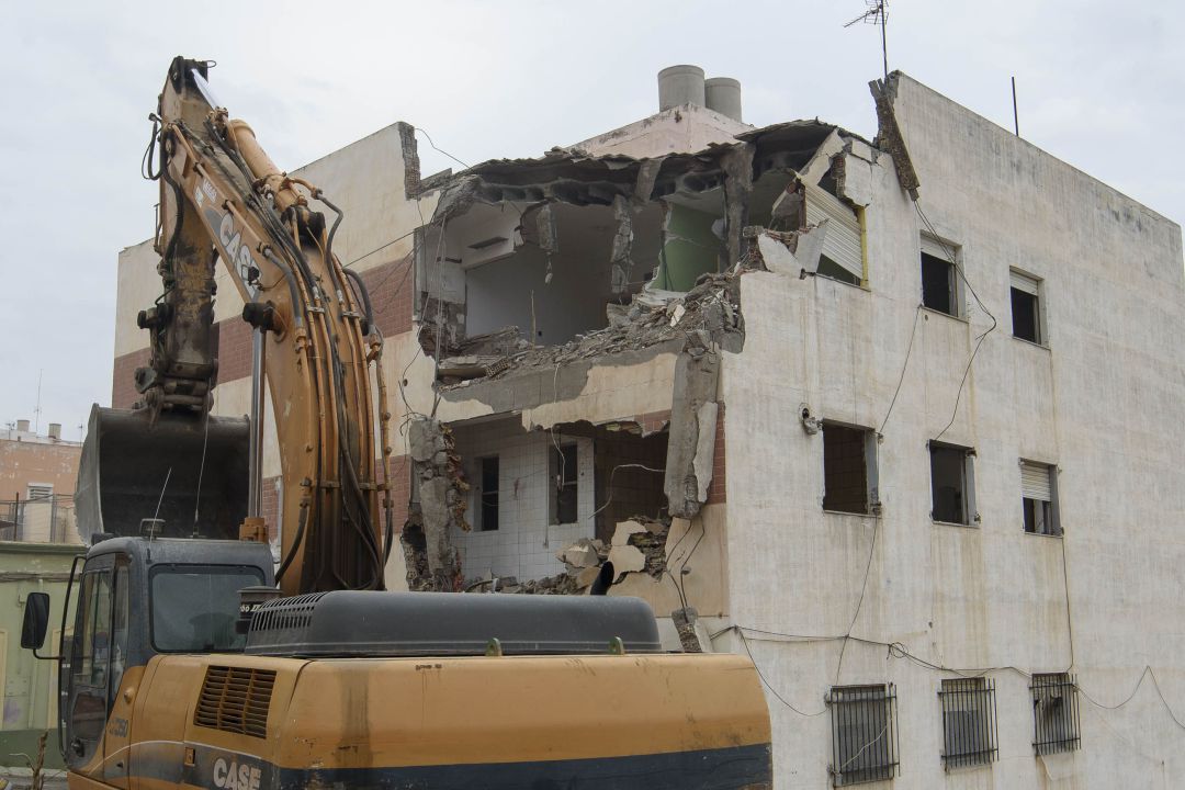 La demolición de un edificio da el pistoletazo a las obras en Pósito. La demolición de un edificio da el pistoletazo a las obras en Pósito.