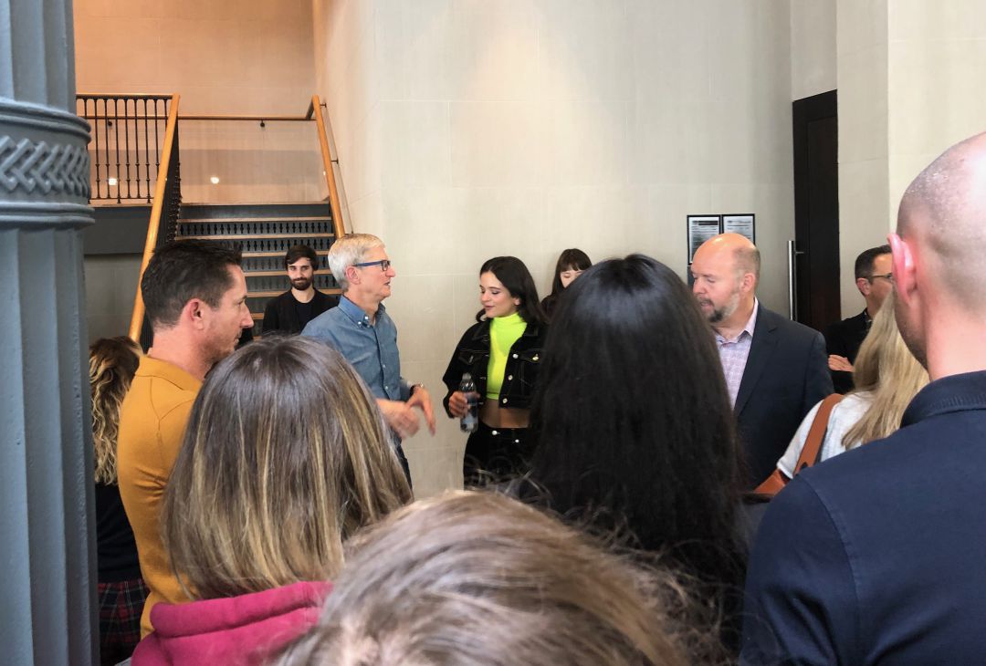 Tim Cook charla con la cantante Rosalía, ante la mirada de los curiosos que visitaban la tienda este jueves por la mañana. Tim Cook charla con la cantante Rosalía, ante la mirada de los curiosos que visitaban la tienda este jueves por la mañana.