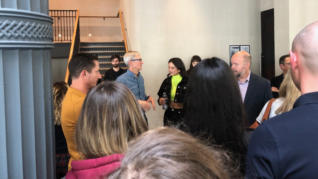 Tim Cook aparece por sorpresa en la Apple Store de Madrid