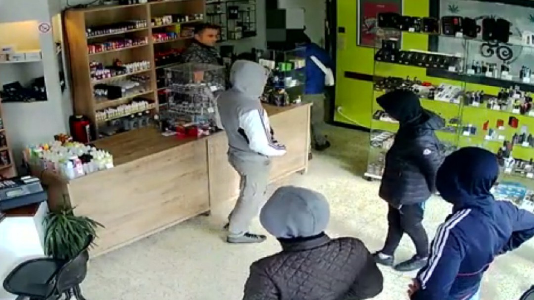 Pide a los ladrones que le roben más tarde, siguen su consejo y acaban detenidos
