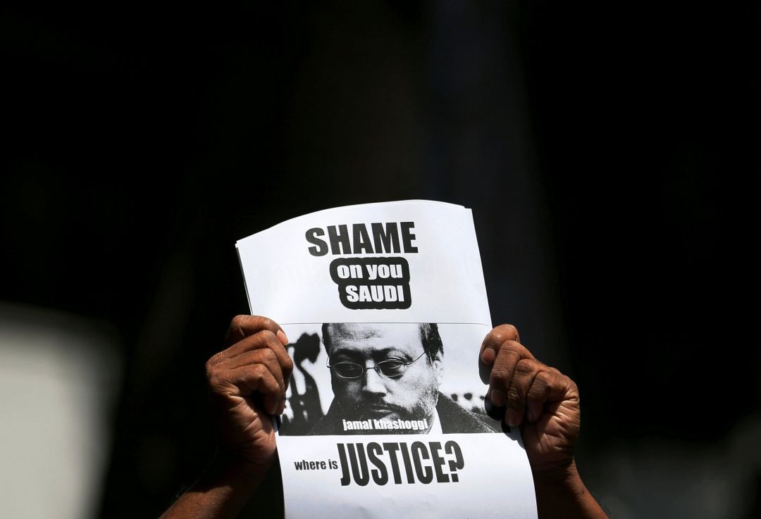 Un miembro de la asociación de periodistas web de Sri Lanka sostiene un cartel durante una protesta que condena el asesinato del periodista Jamal Khashoggi
Un miembro de la asociación de periodistas web de Sri Lanka sostiene un cartel durante una protesta que condena el asesinato del periodista Jamal Khashoggi