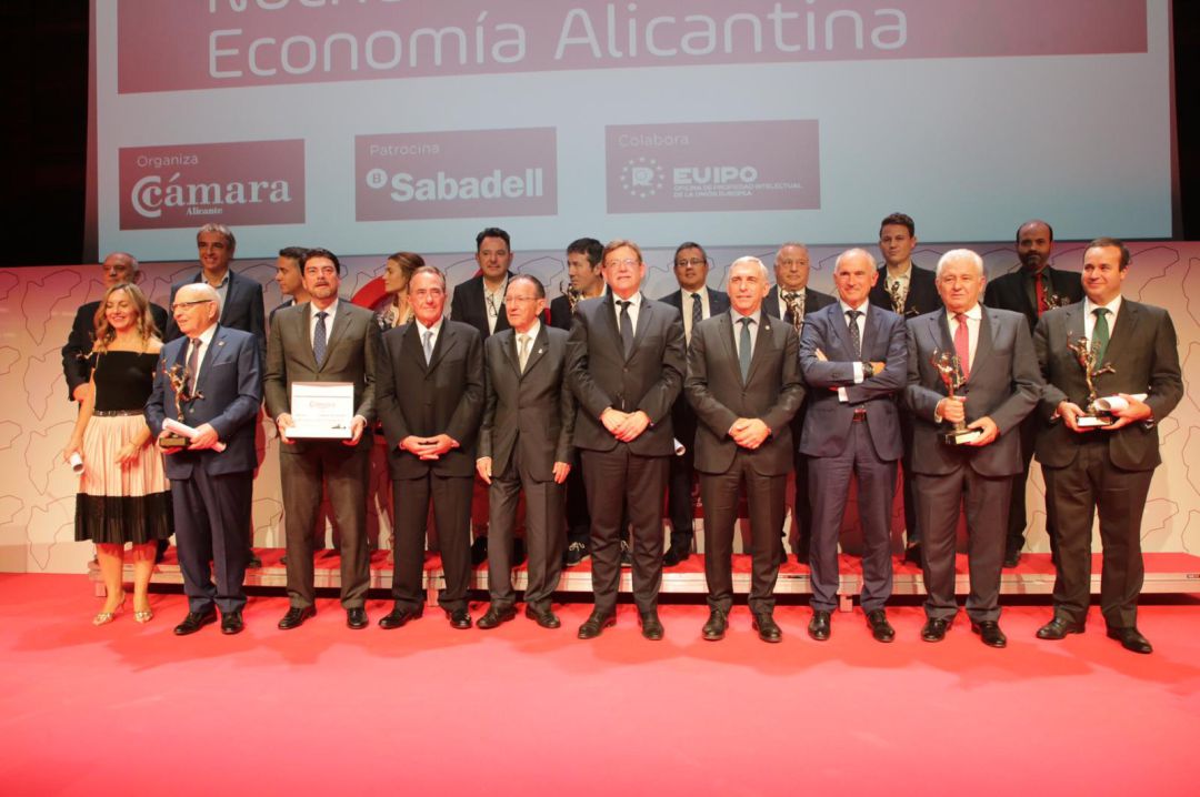 Premiados en la Gala de la Noche de la Economía Alicantina junto con el presidente de la Cámara Juan Riera y el president de la Generalitat, Ximo Puig Premiados en la Gala de la Noche de la Economía Alicantina junto con el presidente de la Cámara Juan Riera y el president de la Generalitat, Ximo Puig