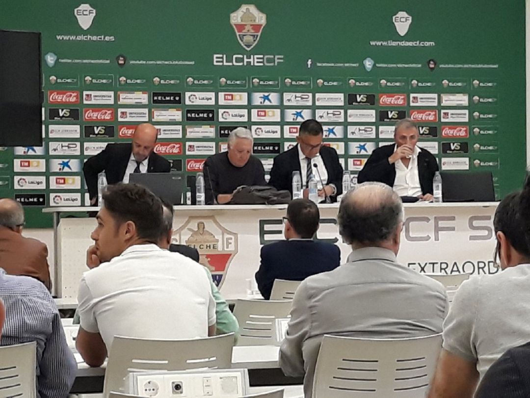 Un momento de la Junta Extraordinaria de Accionistas del Elche CF Un momento de la Junta Extraordinaria de Accionistas del Elche CF