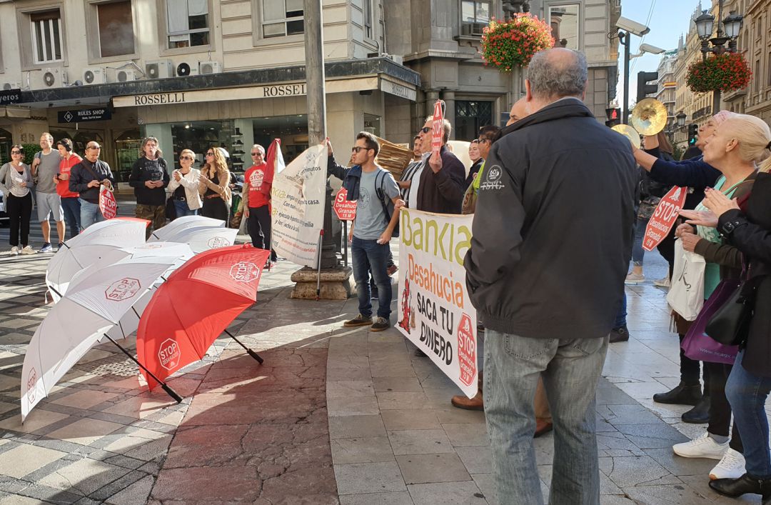 Nueva protesta de Stop Desahucios en Granada, en Puerta Real Nueva protesta de Stop Desahucios en Granada, en Puerta Real