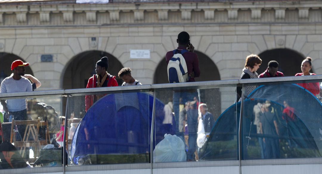 Un grupo de migrantes acampa junto al Ayuntamiento de Irun a la espera de poder pasar a Francia.