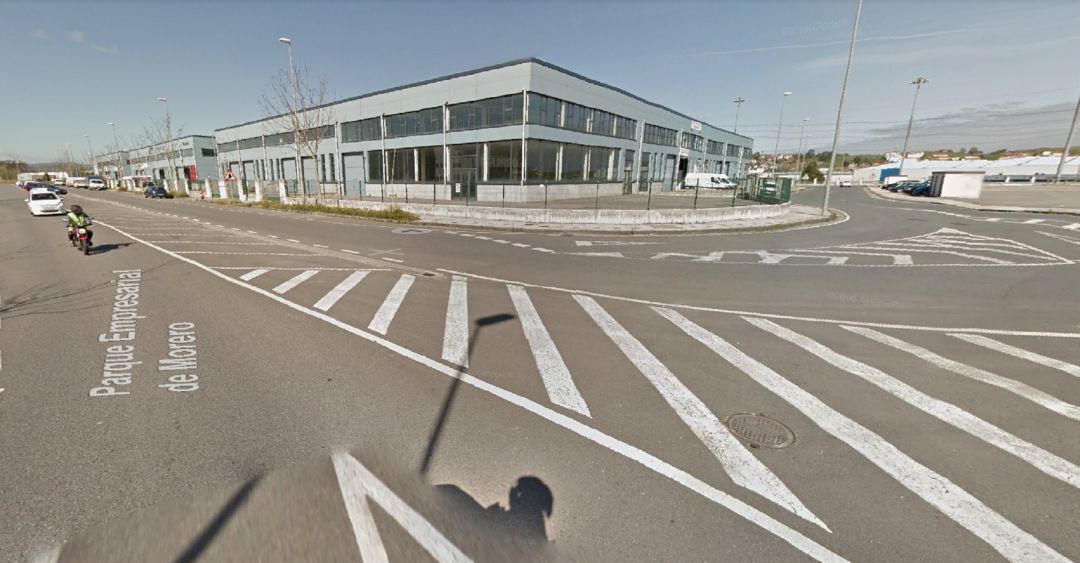 El cuerpo sin vida del agresor se localizó en el Polígono Industrial de Morero, en El Astillero. El cuerpo sin vida del agresor se localizó en el Polígono Industrial de Morero, en El Astillero.