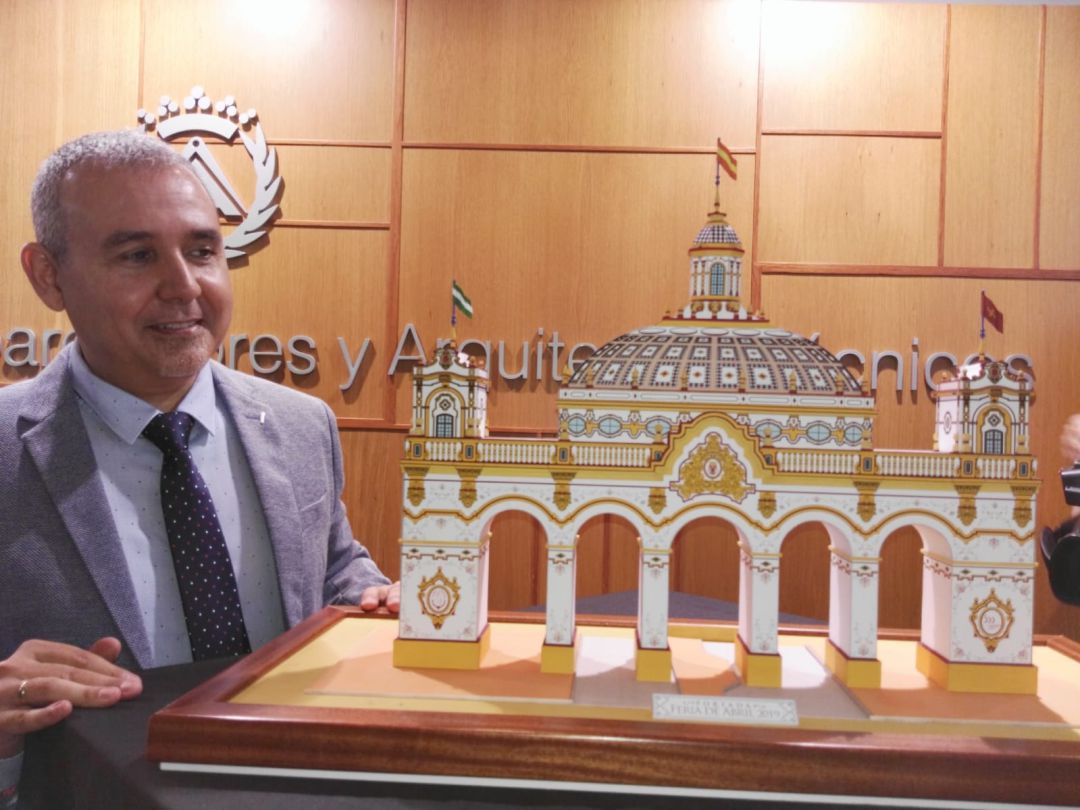 Ángel González Carvalho junto a la maqueta de su portada para la Feria de Abril 2019 Ángel González Carvalho junto a la maqueta de su portada para la Feria de Abril 2019