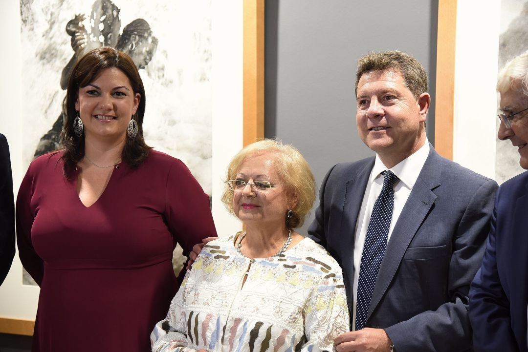 Cristina García Rodero, flanqueada por Emiliano García Page y Mayte Fernández durante la inauguración del Museo que lleva su nombre Cristina García Rodero, flanqueada por Emiliano García Page y Mayte Fernández durante la inauguración del Museo que lleva su nombre