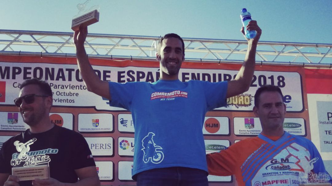 El piloto alcarreño, celebra el triunfo en la última prueba del Campeonato de España de Enduro en Campillos-Paravientos (CU) El piloto alcarreño, celebra el triunfo en la última prueba del Campeonato de España de Enduro en Campillos-Paravientos (CU)