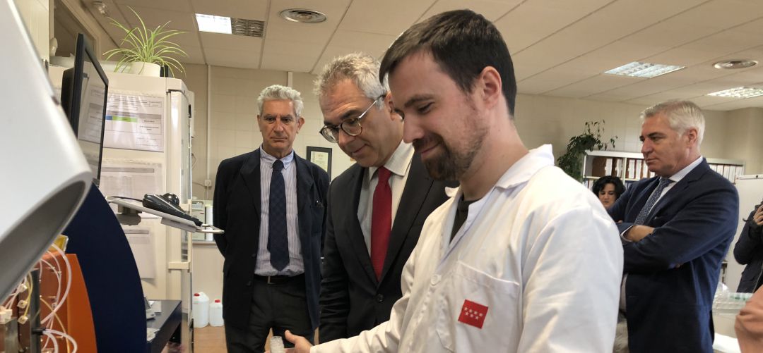 Carlos Izquierdo, consejero de medioambiente, durante su visita al Laboratorio de Control Lechero del IMIDRA Carlos Izquierdo, consejero de medioambiente, durante su visita al Laboratorio de Control Lechero del IMIDRA