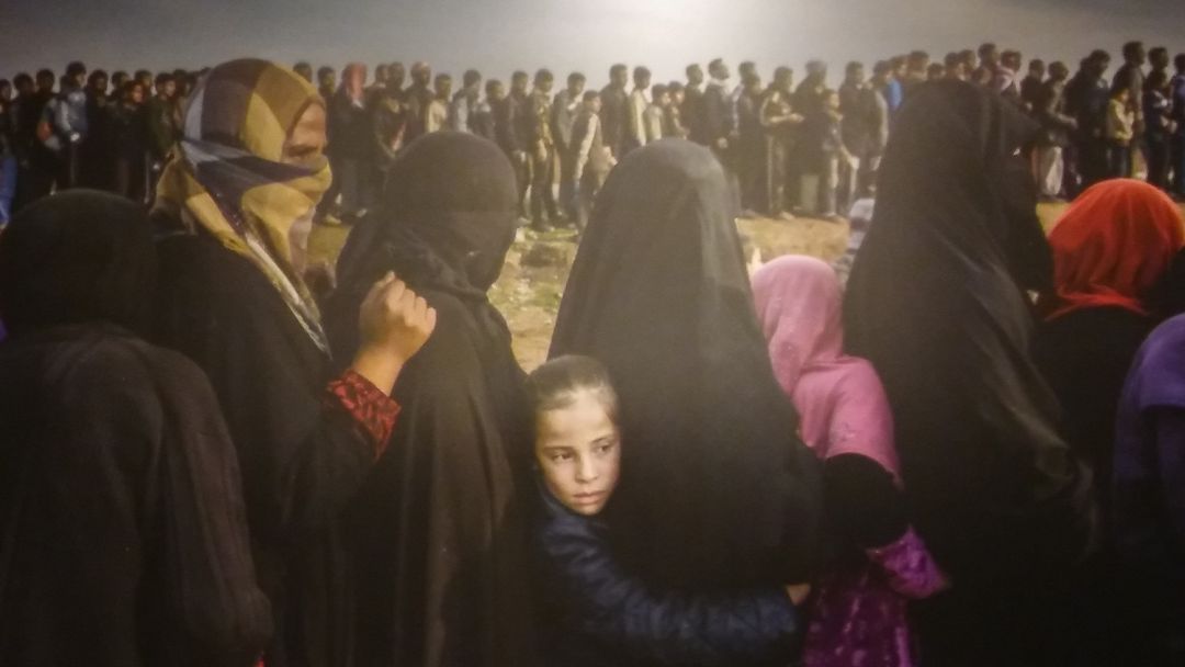 Fotografía del irlandés Prickett tomada en Mosul mientras los civiles esperan la distribución de ayuda. Fotografía del irlandés Prickett tomada en Mosul mientras los civiles esperan la distribución de ayuda.