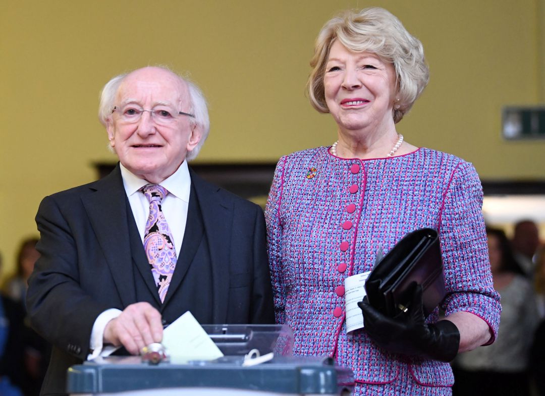 El áctual presidente, Michael D. Higgins, este viernes votando en las elecciones presidenciales El áctual presidente, Michael D. Higgins, este viernes votando en las elecciones presidenciales
