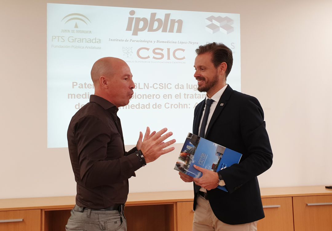 El iinvestigador principal Mario Delgado (i) junto al delegado de Empleo y Conocimiento de la Junta en Granada, Juan José Martín, en la presentación del nuevo medicamento en la gerencia del PTS de Granada El iinvestigador principal Mario Delgado (i) junto al delegado de Empleo y Conocimiento de la Junta en Granada, Juan José Martín, en la presentación del nuevo medicamento en la gerencia del PTS de Granada