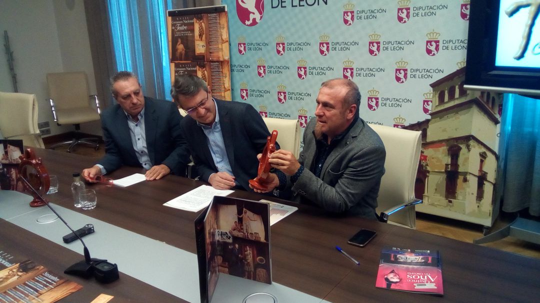 Jorge Fernández (d), director del certamen, presenta el botijo que entregan como galardón Jorge Fernández (d), director del certamen, presenta el botijo que entregan como galardón