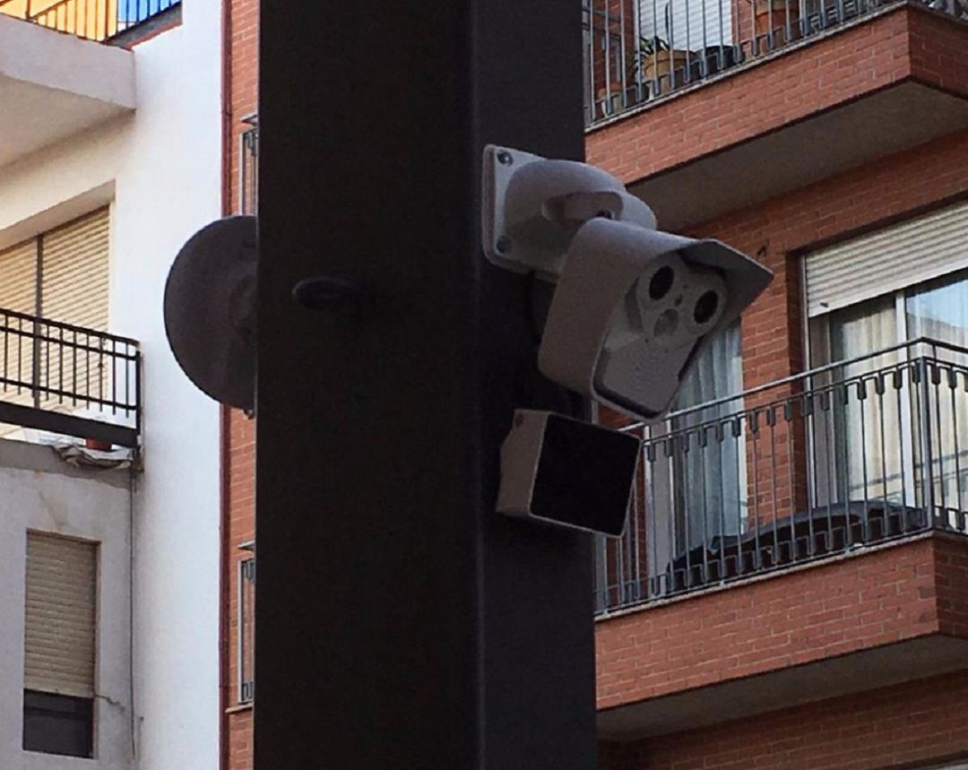Instalan cámaras de vigilancia en la Avenida Juan Carlos I de Lorca Instalan cámaras de vigilancia en la Avenida Juan Carlos I de Lorca