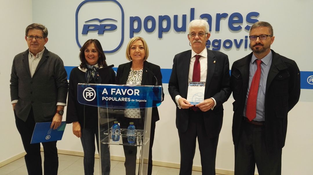 Los parlamentarios populares en la sede de su partido en Segovia Los parlamentarios populares en la sede de su partido en Segovia