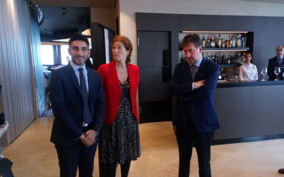 De izquierda a derecha, José Luis Roca, director del Hotel Eurostars Torre Sevilla 5*; Berta de Cárdenas, comercial corporativa del Grupo Hotusa; y Amancio López, presidente del Grupo Hotusa De izquierda a derecha, José Luis Roca, director del Hotel Eurostars Torre Sevilla 5*; Berta de Cárdenas, comercial corporativa del Grupo Hotusa; y Amancio López, presidente del Grupo Hotusa
