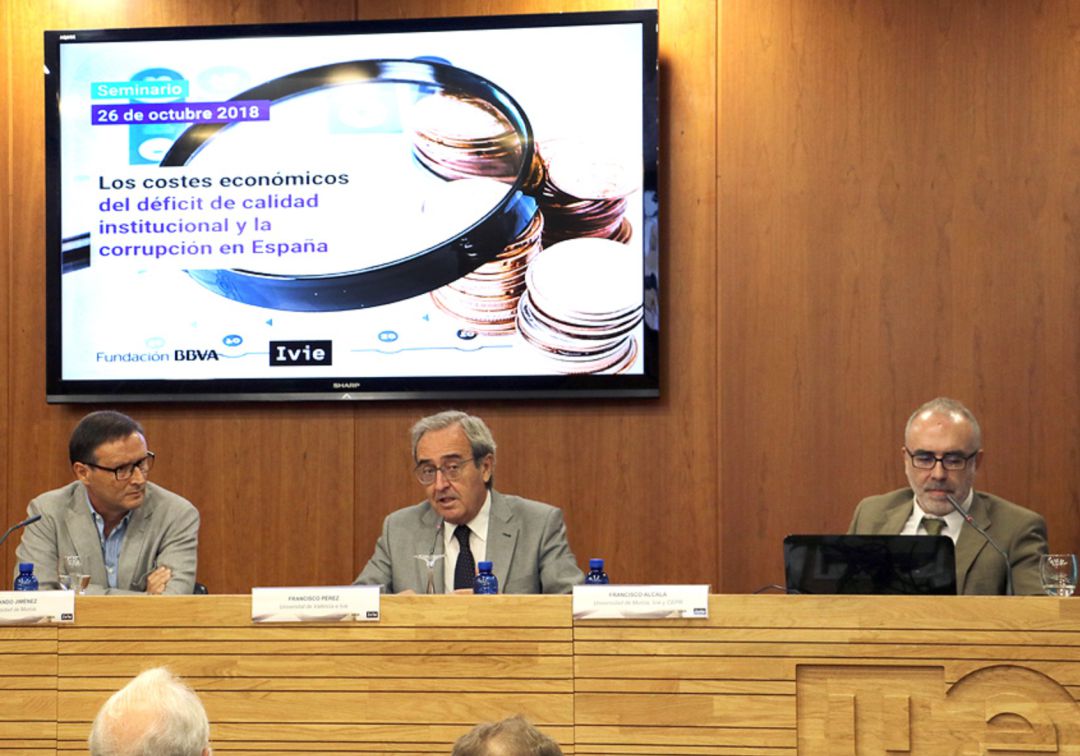 Fernando Jiménez, profesor de la Universidad de Murcia; Francisco Pérez, director de Investigación del Ivie; y Francisco Alcalá, investigador del Ivie y catedrático de la Universidad de Murcia Fernando Jiménez, profesor de la Universidad de Murcia; Francisco Pérez, director de Investigación del Ivie; y Francisco Alcalá, investigador del Ivie y catedrático de la Universidad de Murcia