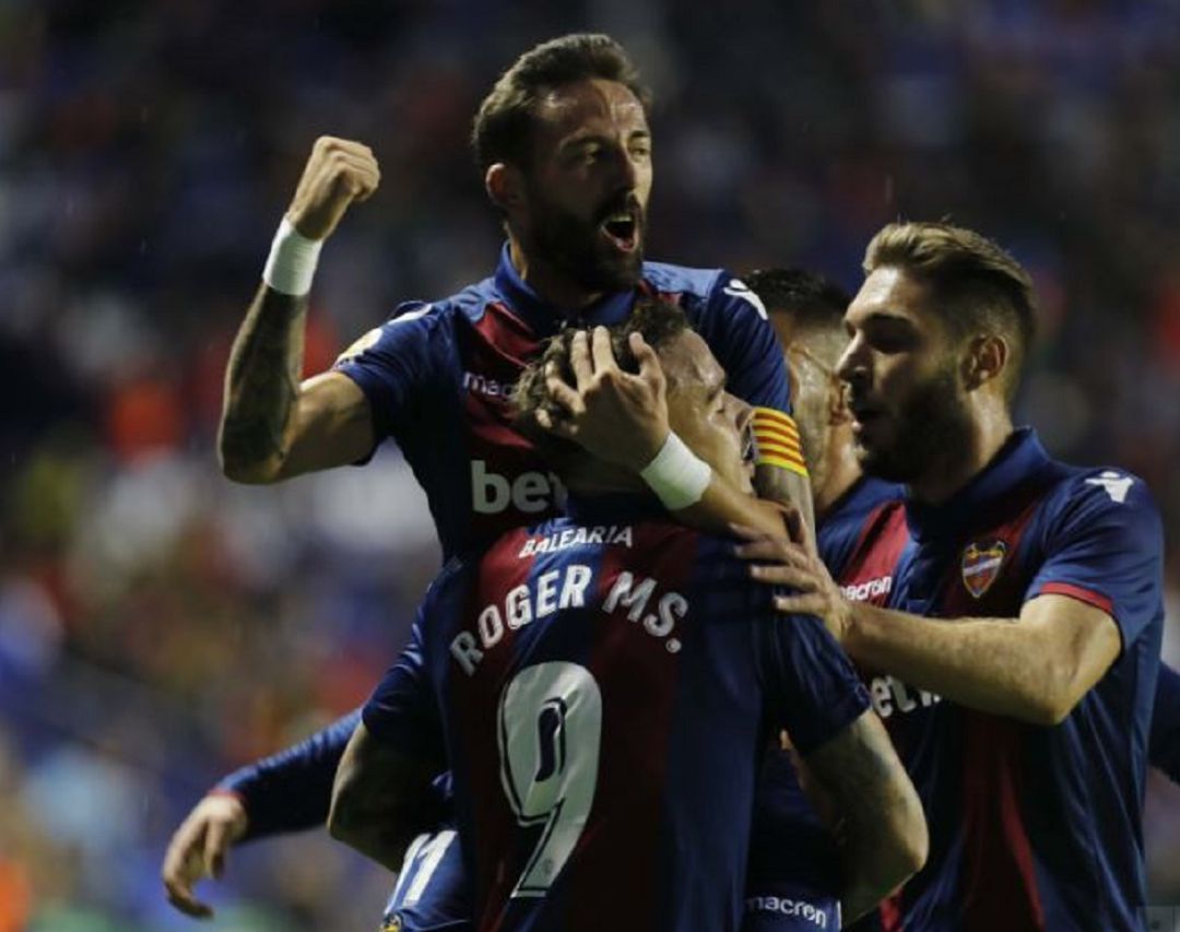Morales celebra el primera gol marcado por Roger ante el Leganés Morales celebra el primera gol marcado por Roger ante el Leganés
