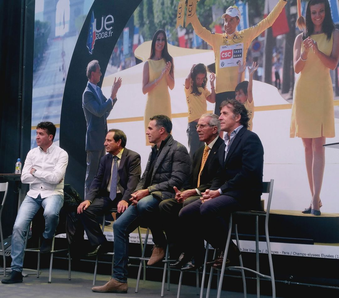 De izquierda a derecha: Carlos Sastre, José María Manso, alcalde de El Barraco; Miguel Induráin, Federico Martín Bahamontes y Pedro Delgado De izquierda a derecha: Carlos Sastre, José María Manso, alcalde de El Barraco; Miguel Induráin, Federico Martín Bahamontes y Pedro Delgado