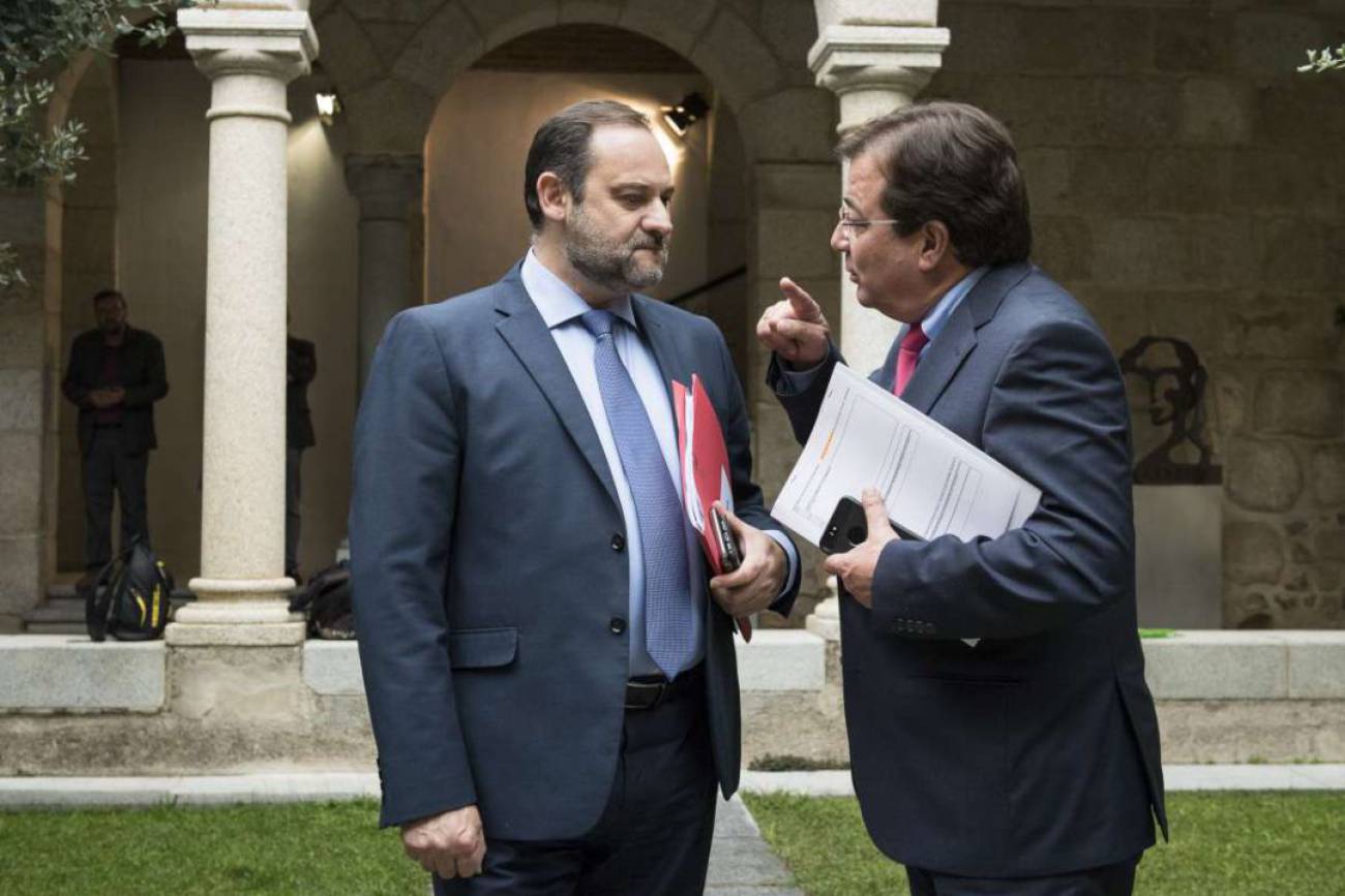El ministro de Fomento, José Luís Ábalos (izq.), con el presidente de la Junta de Extremadura, Guillermo Fernández Vara
